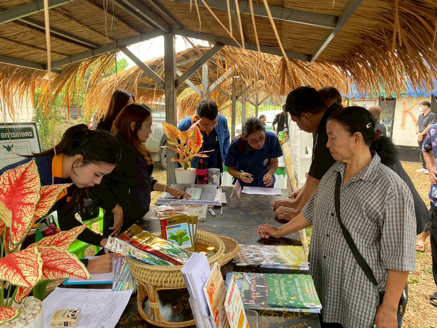 title - ส.ป.ก. อุตรดิตถ์ ร่วมให้บริการโครงการคลินิกเกษตรเคลื่อนที่ในพระราชานุเคราะห์ สมเด็จพระบรมโอรสาธิราชฯ สยามมกุฎราชกุมาร ไตรมาสที่ ๒ ประจำปีงบประมาณ พ.ศ. ๒๕๖๙